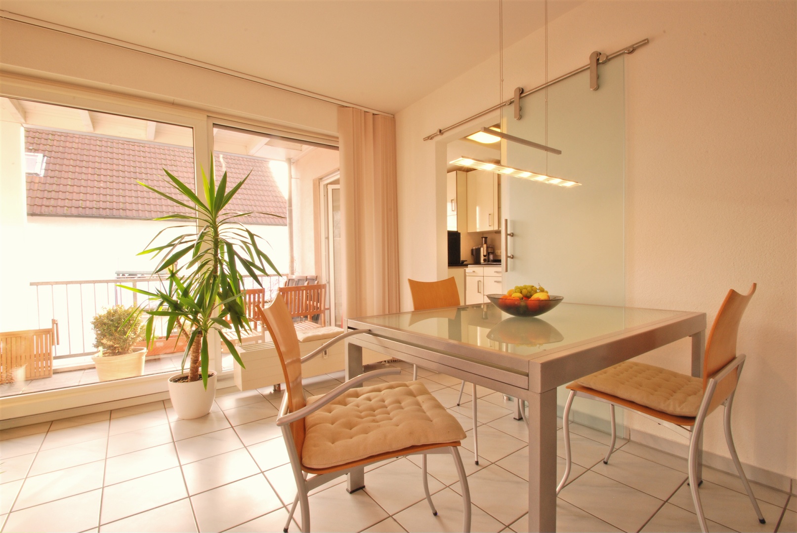 esszimmer mit direktem zugang zur küche und moderstem glasschiebeelement - Oliver Reifferscheid - Immobilienmakler Darmstadt