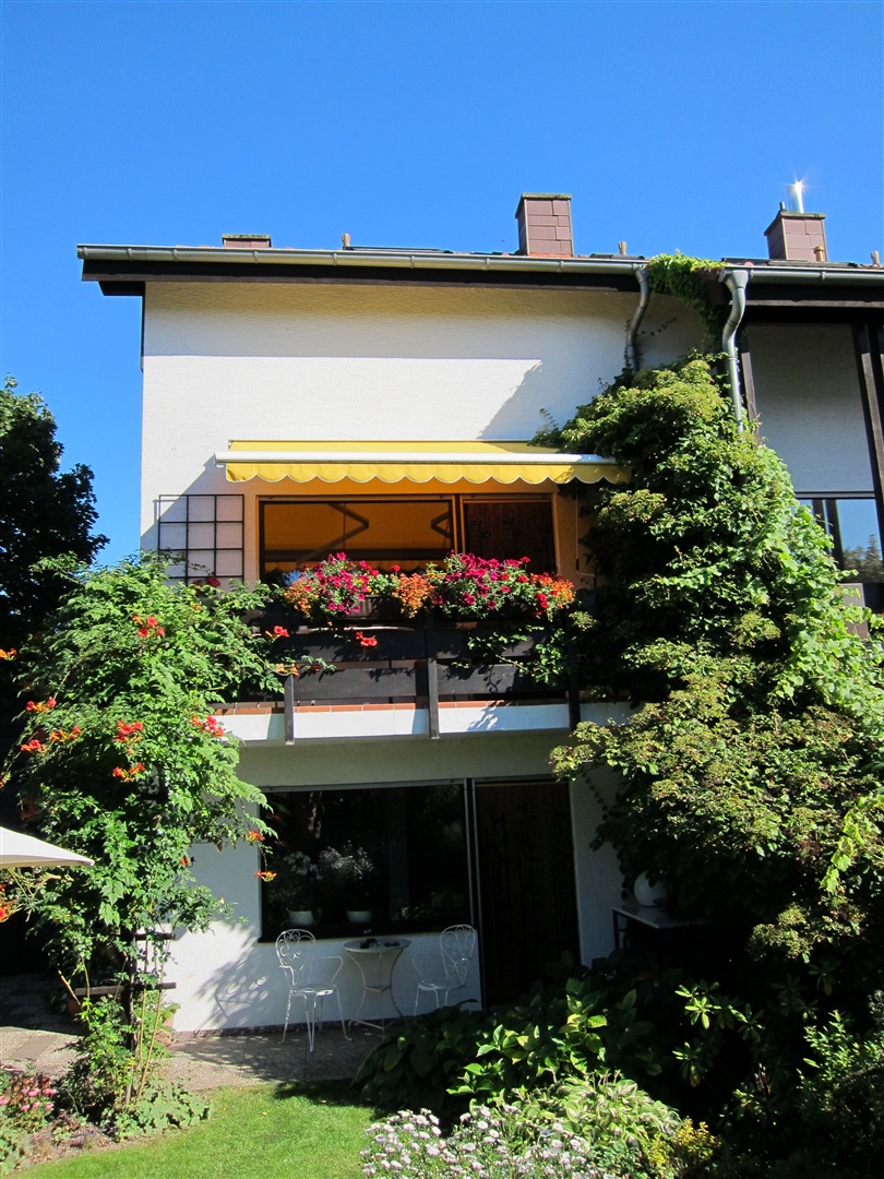 westfassade mit balkon im sommer, bild wurde vom verkäufer geliefert - Oliver Reifferscheid - Immobilienmakler Darmstadt