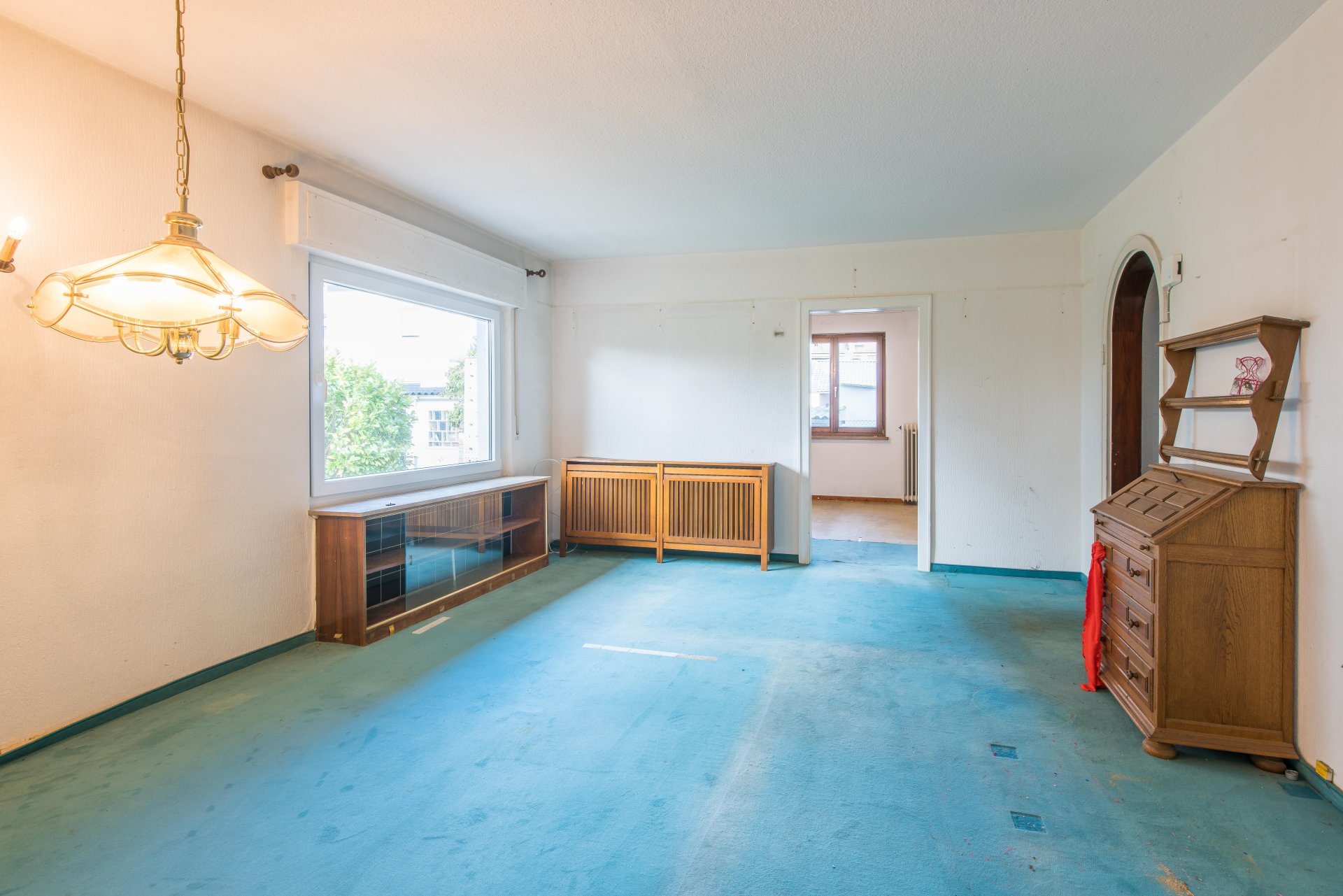 Halboffener Esszimmerbereich mit schönen Vintage-Einbauten  - Oliver Reifferscheid - Immobilienmakler Darmstadt