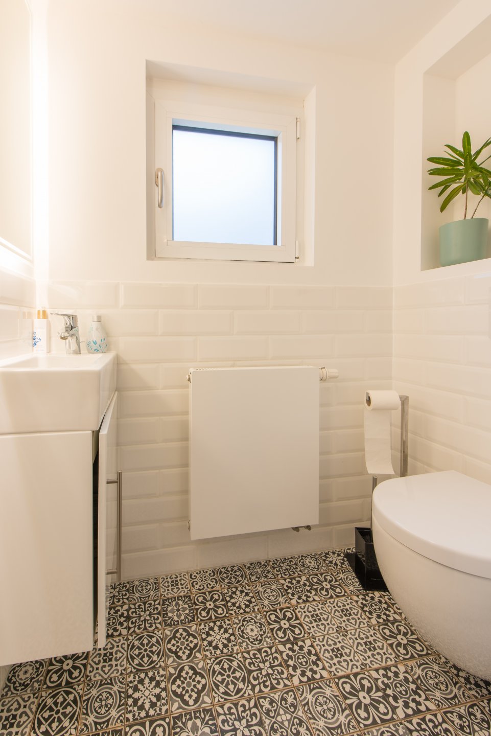 Gäste WC mit Metrofliesen - Oliver Reifferscheid - Immobilienmakler Darmstadt