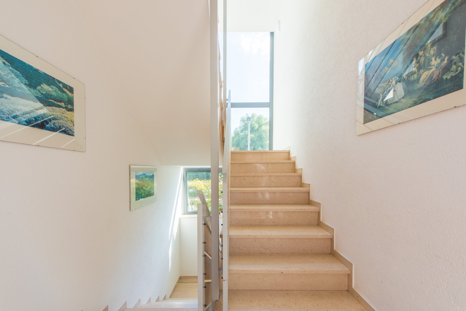 Sehr gepflegtes Treppenhaus zu den beiden anderen vermieteten Wohnungen - Oliver Reifferscheid - Immobilienmakler Darmstadt