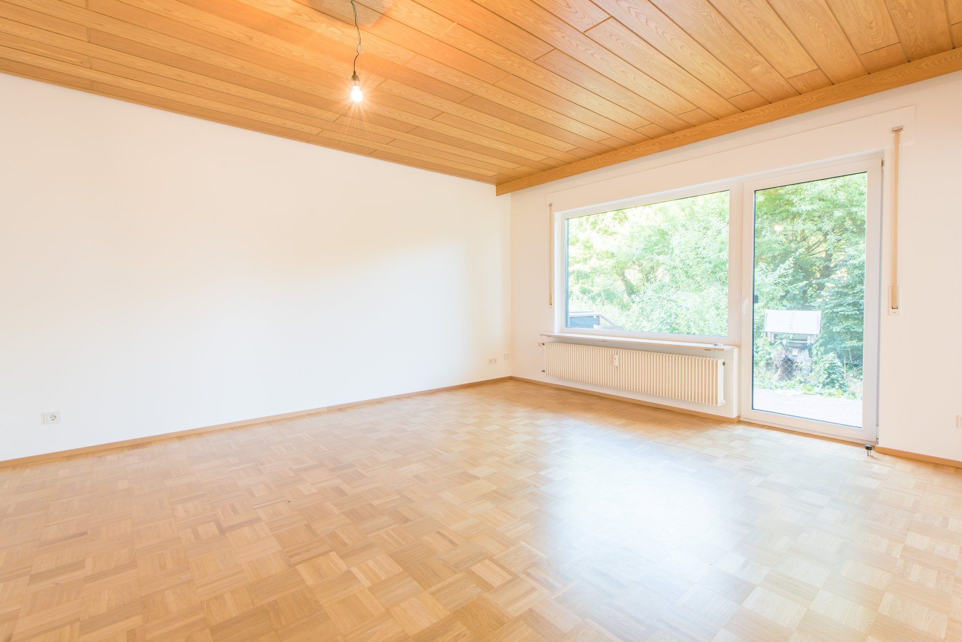 Großes Wohnzimmer mit Terrasse - Oliver Reifferscheid - Immobilienmakler Darmstadt