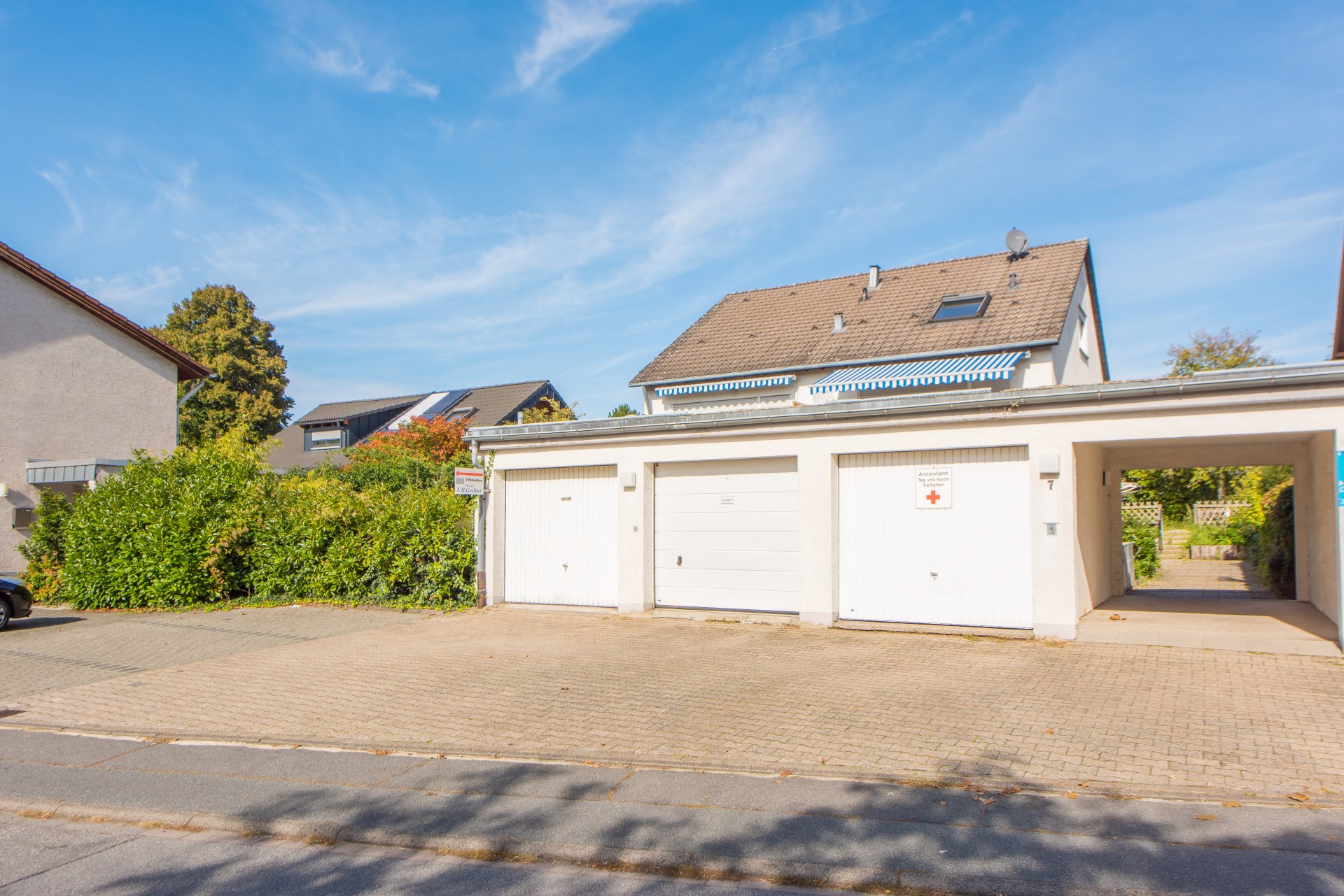 Seeheim - Besonderes Mehrfamilienhaus mit zusätzlichem Grundstück und Praxisräumen