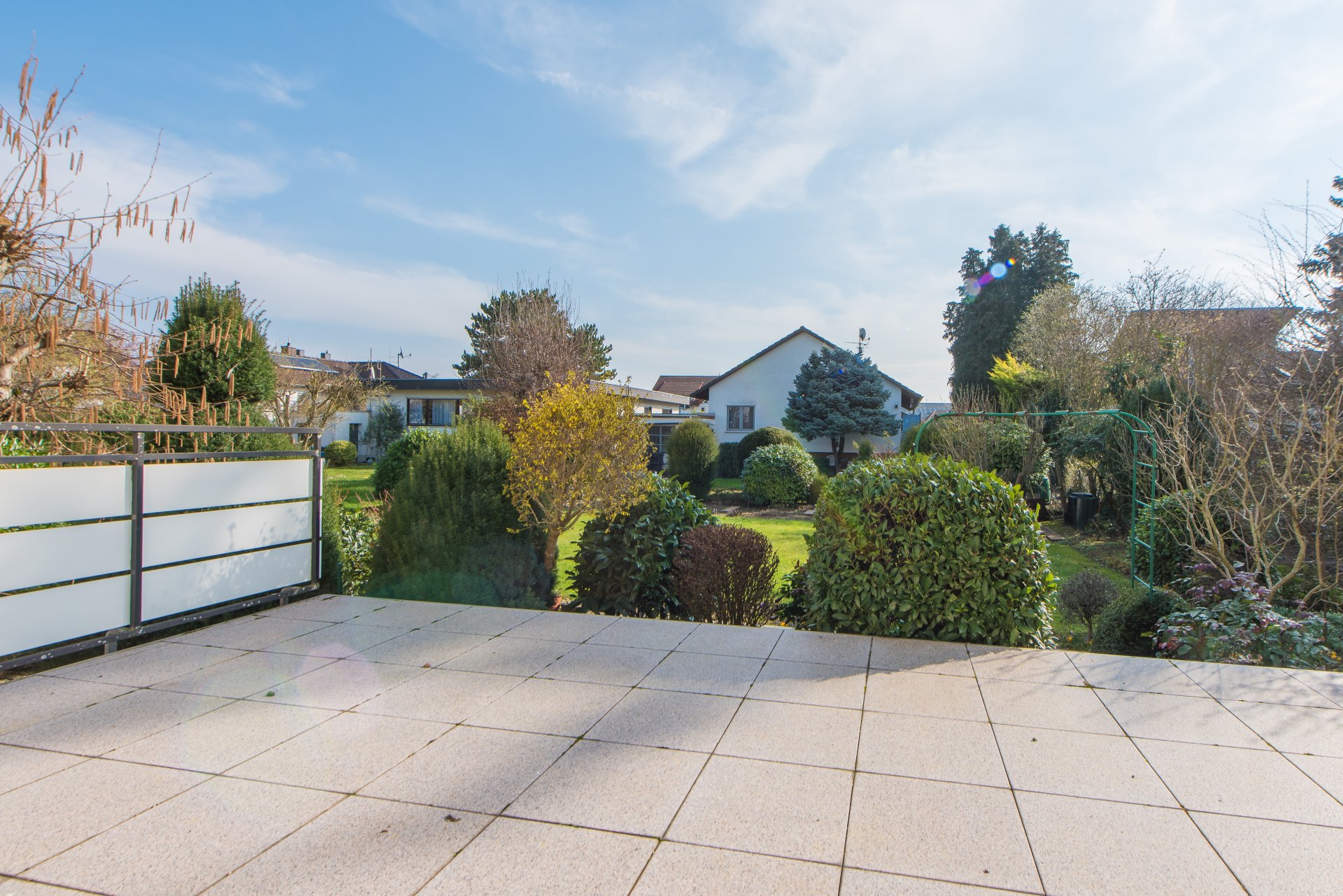 Leicht erhöhte Terrasse mit Blick in den Garten  - Oliver Reifferscheid - Immobilienmakler Darmstadt