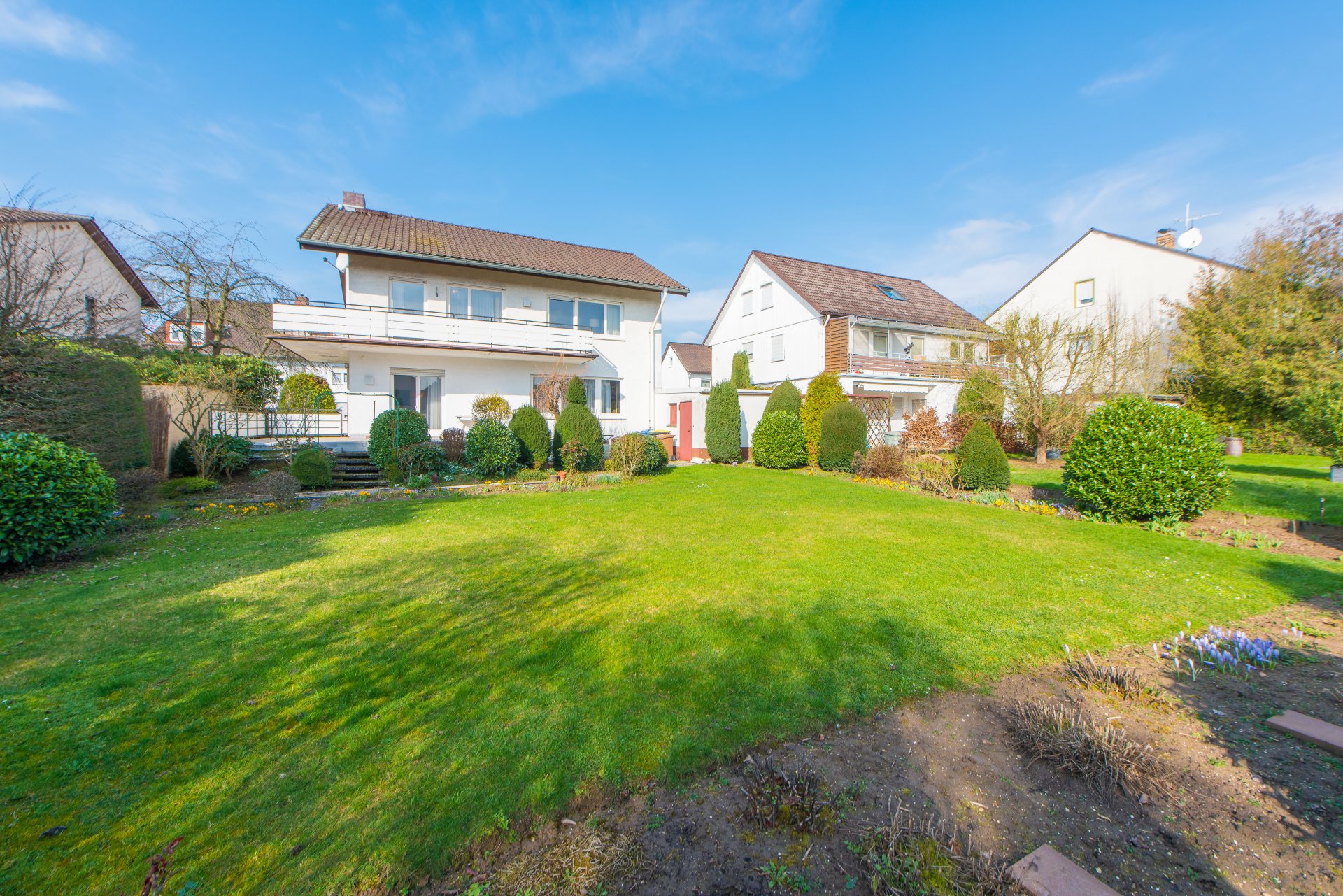 Viel Platz im Garten mit schönen Beeten - Oliver Reifferscheid - Immobilienmakler Darmstadt