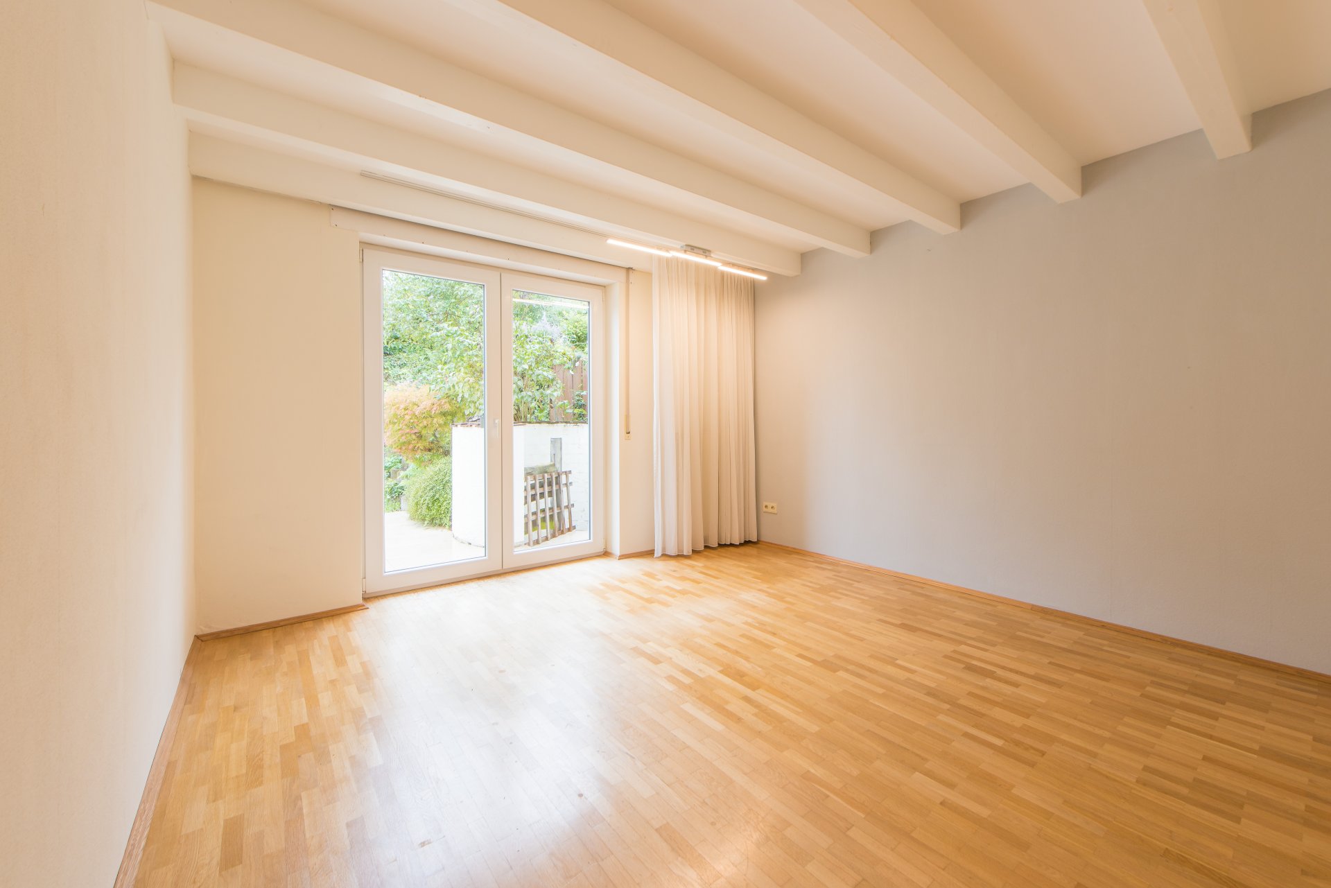 Elternschlafzimmer mit bodentiefen, doppelflügligen Fenstertüren - Oliver Reifferscheid - Immobilienmakler Darmstadt