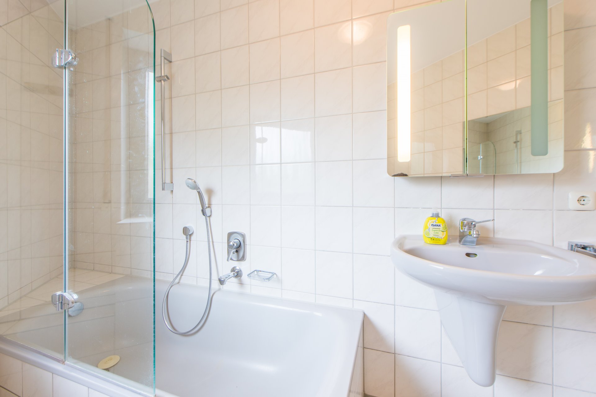 Badewanne mit Glasabtrennung - Oliver Reifferscheid - Immobilienmakler Darmstadt