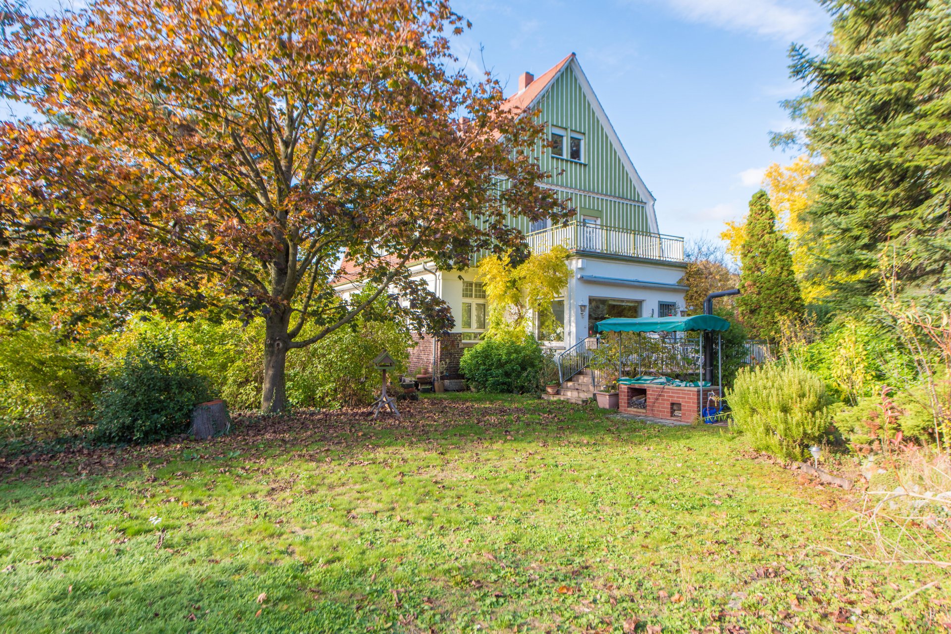 Rückseite der Villa mit Anbau und 2 Terrassen - Oliver Reifferscheid - Immobilienmakler Darmstadt