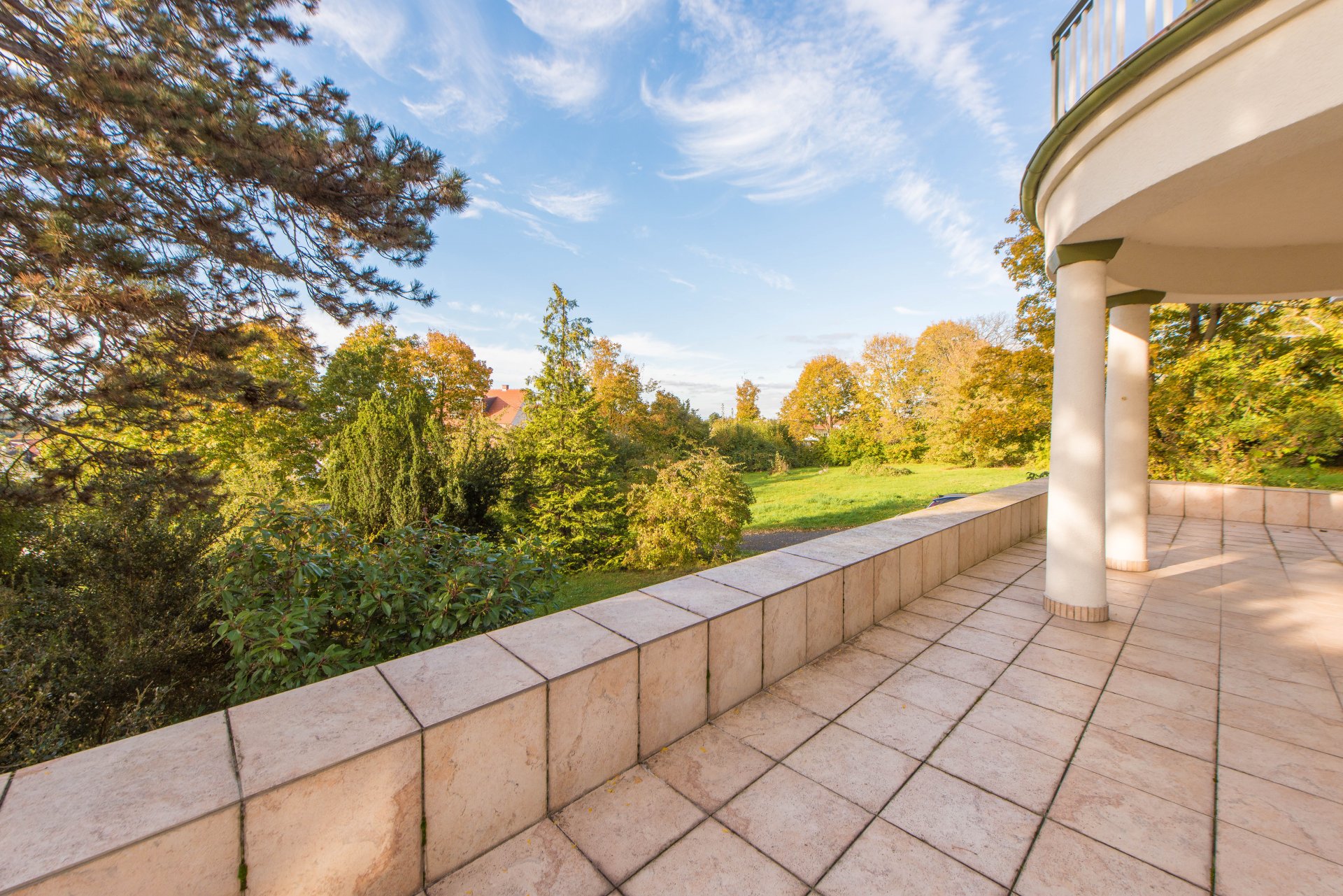 Wer hat schon Säulen im Garten - hat irgendwie was... - Oliver Reifferscheid - Immobilienmakler Darmstadt